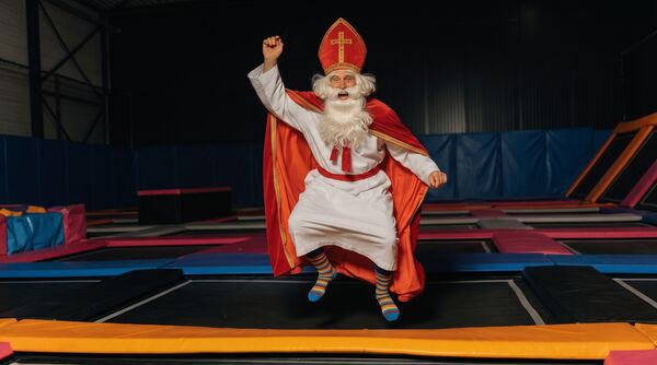 Sinterklaas springt door het trampolinepark van Arenal